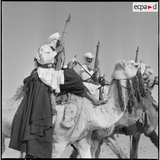 Mariksen. Bordj de Messouda. Présentation du 2e peloton méhariste. Fantasia.