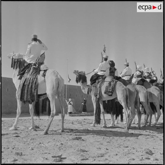 Mariksen. Bordj de Messouda. Présentation du 2e peloton méhariste. Levée des couleurs.