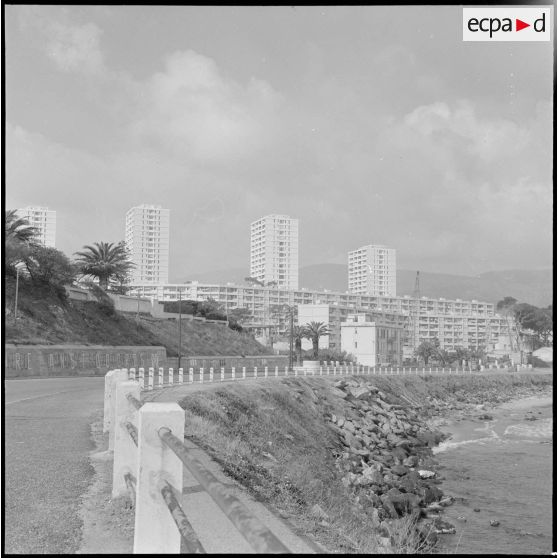 Bône. Construction de buildings.