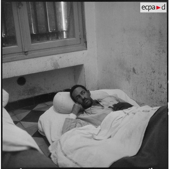 Un rebelle malade capturé sur le barrage marocain.