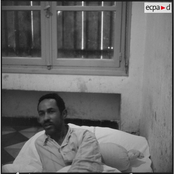 Un rebelle malade capturé sur le barrage marocain.