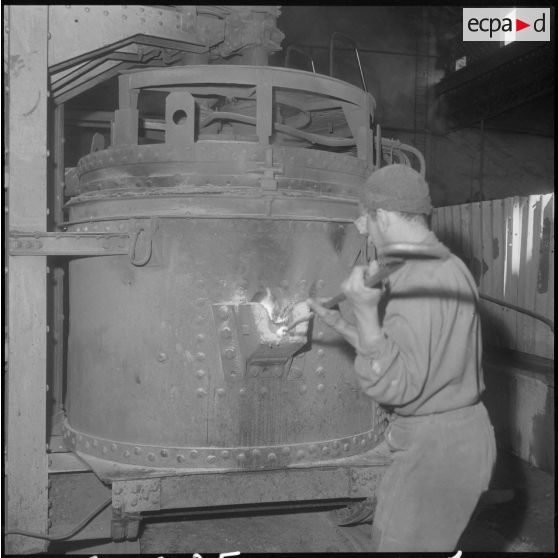 Oran. Ateliers et fonderies Célestin Ducros (AFCD). Ouvrier travaillant au four électrique et aux coulées.