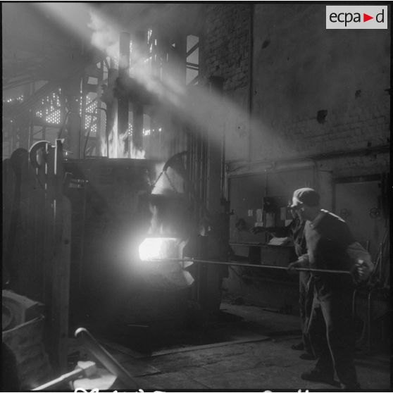 Oran. Ateliers et fonderies Célestin Ducros (AFCD). Ouvriers travaillant au four électrique et aux coulées.