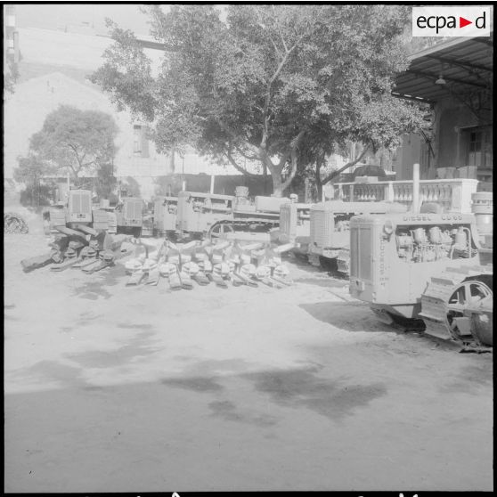 Oran. Ateliers et fonderies Célestin Ducros (AFCD). Stock de tracteurs.