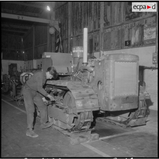 Oran. Ateliers et fonderies Célestin Ducros (AFCD). Dernière phase de montage d'un tracteur sur la chaîne.