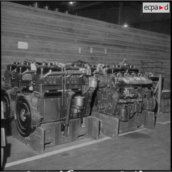Oran. Ateliers et fonderies Célestin Ducros (AFCD). Moteurs montés sur les tracteurs.