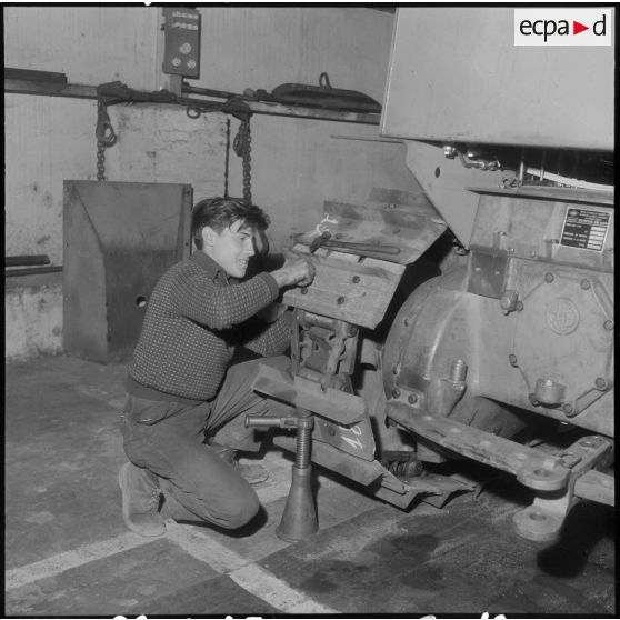 Oran. Ateliers et fonderies Célestin Ducros (AFCD). Montage des patins de chenilles d'un tracteur.