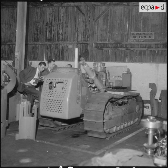 Oran. Ateliers et fonderies Célestin Ducros (AFCD). Tracteur Ducros diesel CD 85 à équipement bulldozer.