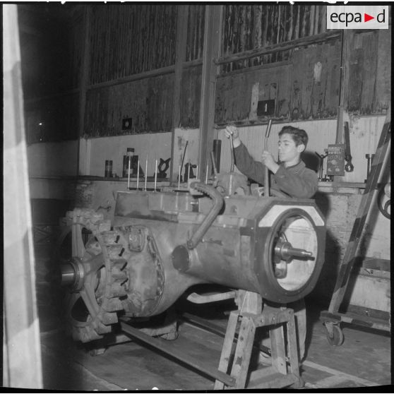 Oran. Ateliers et fonderies Célestin Ducros (AFCD). Ouvrier travaillant sur la chaîne de montage des tracteurs.
