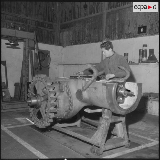 Oran. Ateliers et fonderies Célestin Ducros (AFCD). Première phase de montage sur la chaîne.