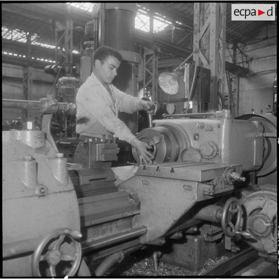 Oran. Ateliers et fonderies Célestin Ducros (AFCD). Un ouvrier travaillant sur une machine.