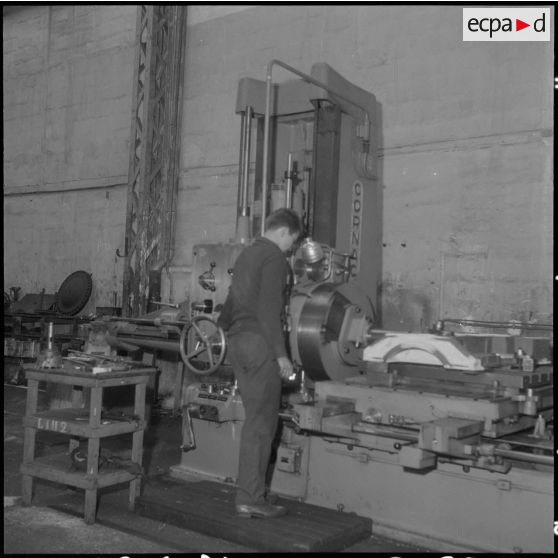Oran. Ateliers et fonderies Célestin Ducros (AFCD). Ouvrier travaillant à son tour.