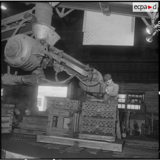 Oran. Ateliers et fonderies Célestin Ducros (AFCD). Ouvrier faisant les moules à la sableuse à haute pression.