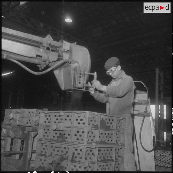Oran. Ateliers et fonderies Célestin Ducros (AFCD). Ouvrier faisant les moules à la sableuse à haute pression.