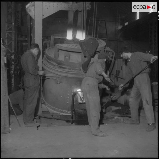 Oran. Ateliers et fonderies Célestin Ducros (AFCD). Ouvriers travaillant au four électrique et aux coulées.