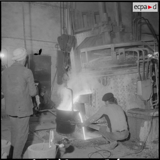 Oran. Ateliers et fonderies Célestin Ducros (AFCD). Ouvriers travaillant au four électrique et aux coulées.