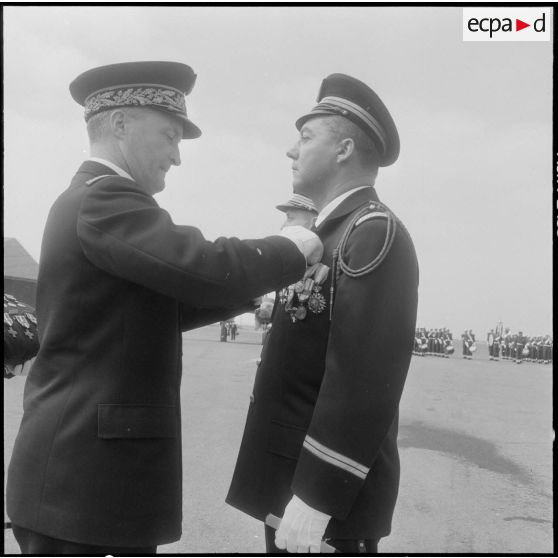 Maison Blanche. Cérémonie militaire à la base aérienne. Groupe Guyenne. Le général Calmel remettant la médaille militaire à un lieutenant.