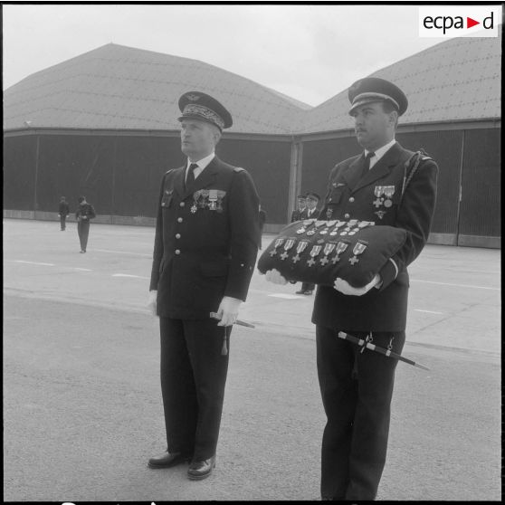 Maison Blanche. Cérémonie militaire à la base aérienne. Groupe Guyenne. Le général Calmel remettant la médaille militaire à un lieutenant.