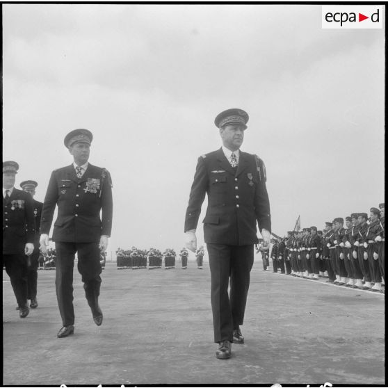 Maison Blanche. Cérémonie militaire à la base aérienne. Les autorités passent les troupes en revue.
