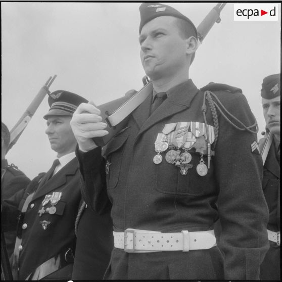 Maison Blanche. Cérémonie militaire à la base aérienne. Groupe Guyenne.