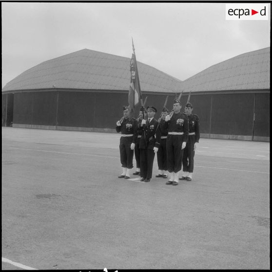 Maison Blanche. Cérémonie militaire à la base aérienne. Groupe Guyenne.