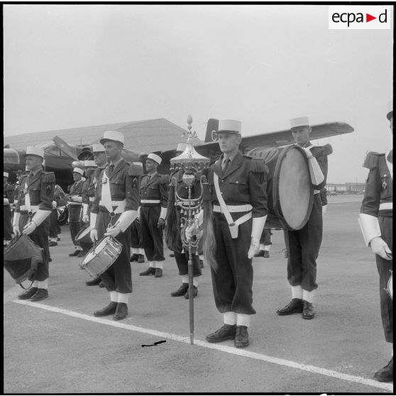 Maison Blanche. Cérémonie militaire à la base aérienne. Groupe Guyenne.