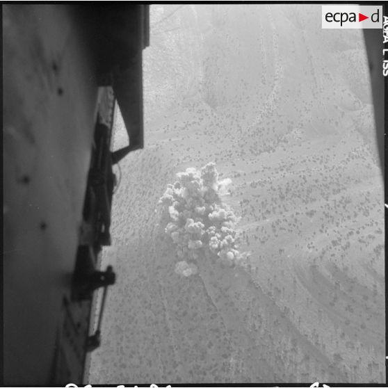 Région d'Alger. Groupe Guyenne. Largage de bombes depuis un avion Douglas B 26 Invader.