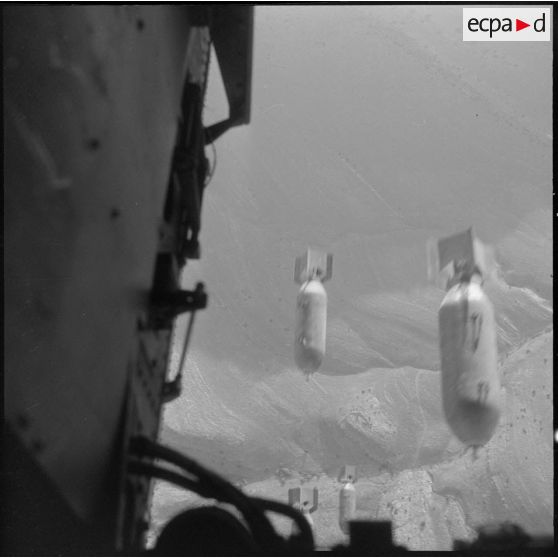 Région d'Alger. Groupe Guyenne. Largage de bombes depuis un avion Douglas B 26 Invader.