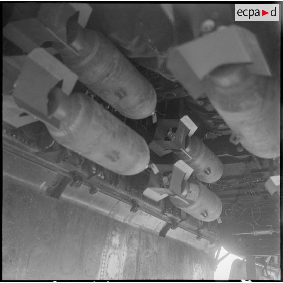 Région d'Alger. Groupe Guyenne. Les bombes dans un avion Douglas B 26 Invader.