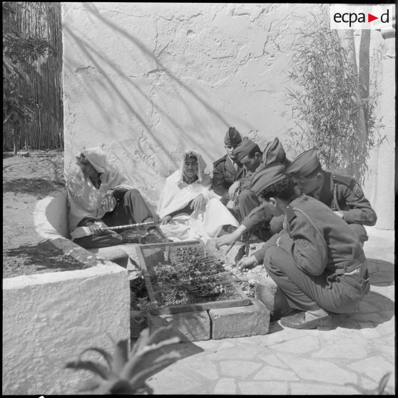 Alger. Fin du ramadan. Des soldats font griller des brochettes.