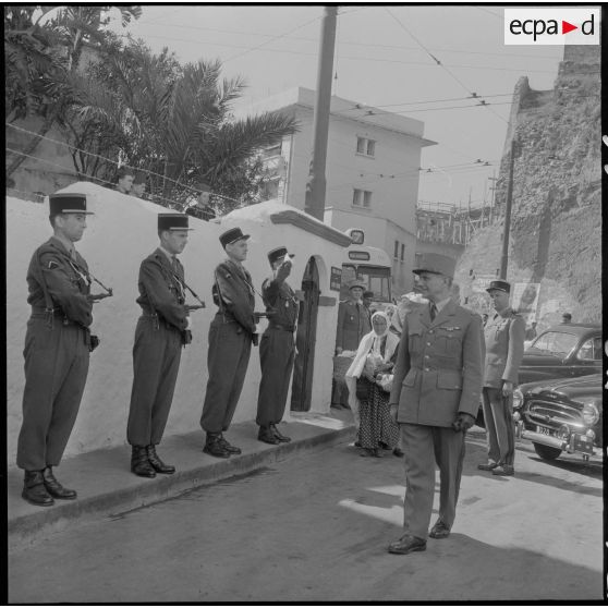 Alger. Fin du ramadan. Une autorité militaire passe des troupes en revue dans la rue.