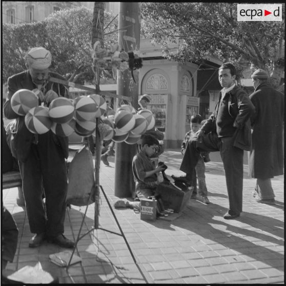 Alger. Fin du ramadan. Un cireur de chaussures et son client.