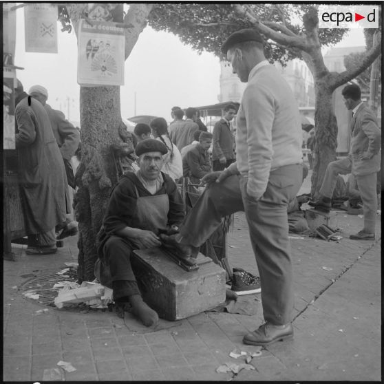 Alger. Fin du ramadan. Un cireur de chaussures et son client.