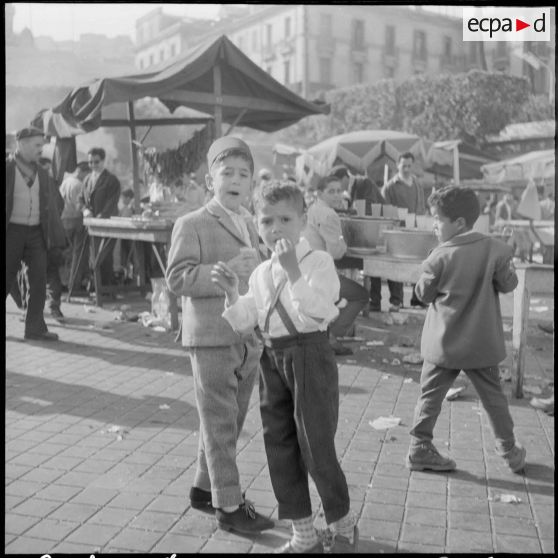 Alger. Fin du ramadan. Des enfants au marché.
