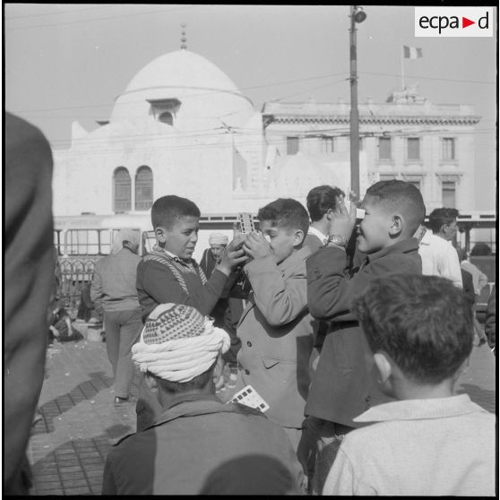 Alger. Fin du ramadan. Des enfants.