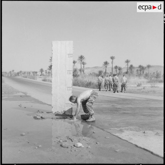 Algérie. 4e compagnie saharienne portée de légion (CSPL). Un soldat se lave les mains dans l'eau.
