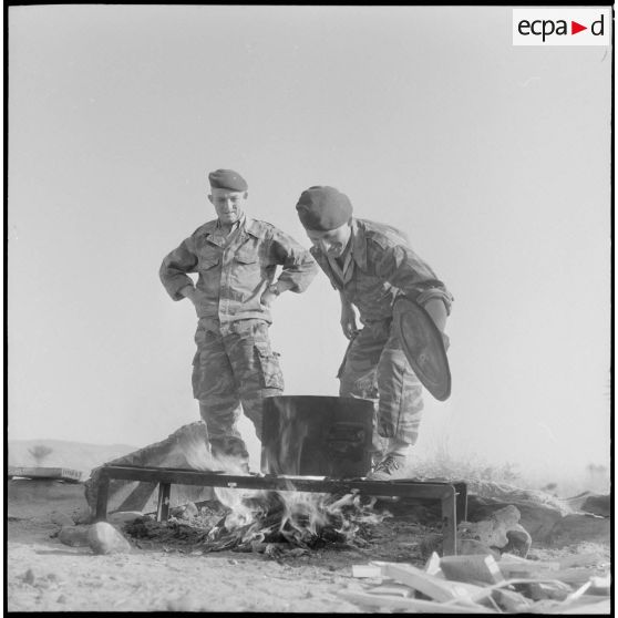 Algérie. 4e compagnie saharienne portée de légion (CSPL). Des soldats cuisinent.