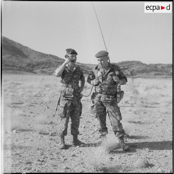 Algérie. 4e compagnie saharienne portée de légion (CSPL). Liaison radio.