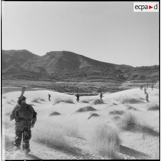 Algérie. 4e compagnie saharienne portée de légion (CSPL) en opération.