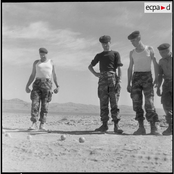 Algérie. 4e compagnie saharienne portée de légion (CSPL). Partie de pétanque.