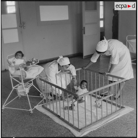 Tlemcen. Hôpital civil. Des infirmières s'occupent de bébés.