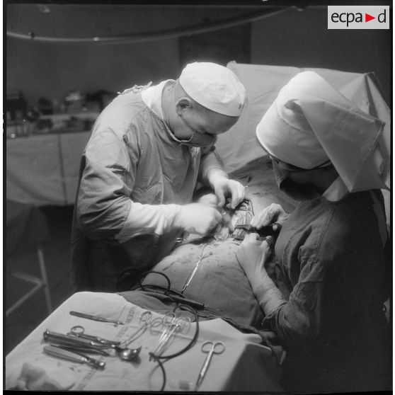 Tlemcen. Hôpital civil. Le chirurgien au cours d'une opération.