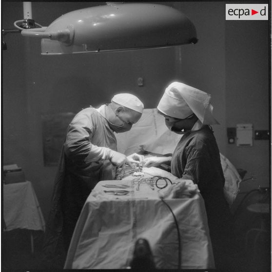 Tlemcen. Hôpital civil. Le chirurgien au cours d'une opération.