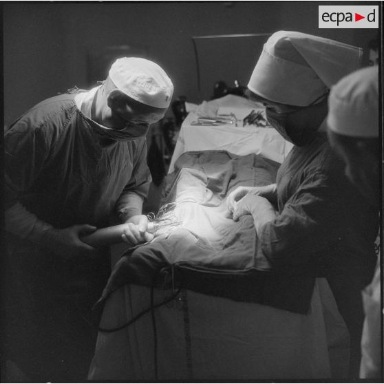 Tlemcen. Hôpital civil. Le chirurgien au cours d'une opération.