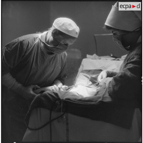 Tlemcen. Hôpital civil. Le chirurgien au cours d'une opération.