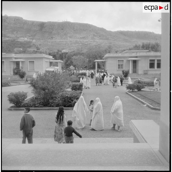 Tlemcen. Hôpital civil. La population se dirige vers un bâtiment.
