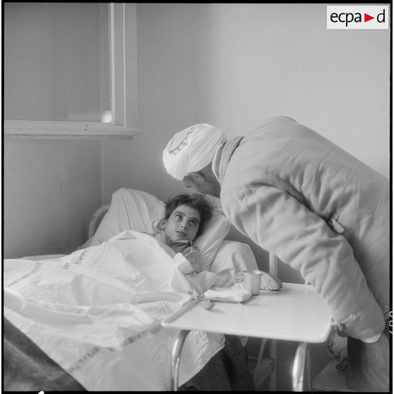 Tlemcen. Hôpital civil. Un homme parle à un malade.