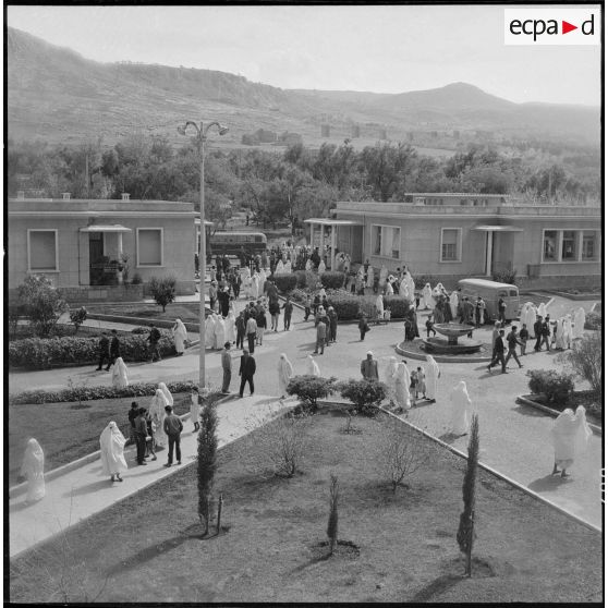 Tlemcen. Hôpital civil. La population circulant dans l'hôpital.