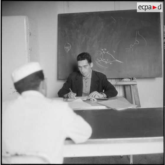 Tlemcen. Hôpital civil. Cours donné à un étudiant.