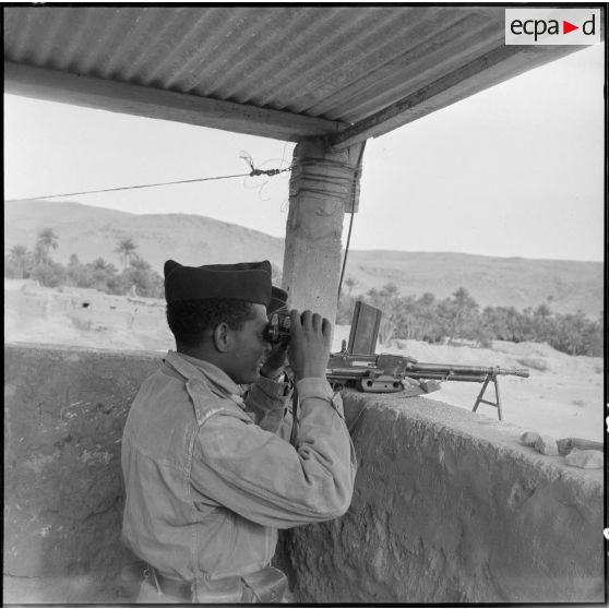 Frontière marocaine. 4e régiment d'artillerie de marine (RAMa). Un soldat malgache surveillant la frontière.